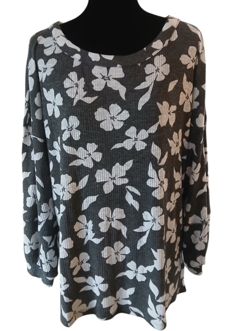 LuLaRoe CARLA Seamed Top 3/4 sleeves gray & white Flowers Womens size 2XL